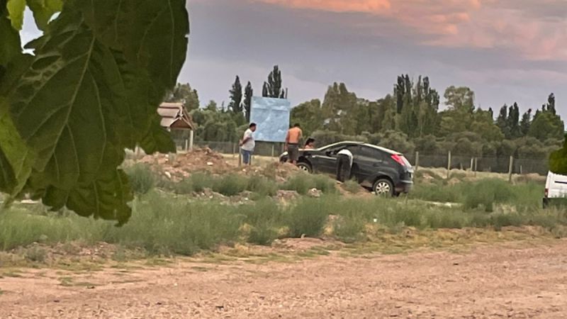 Despistó y terminó chocando contra un montículo de tierra