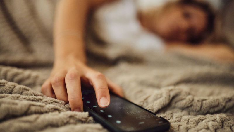 Por qué mirar el teléfono apenas suena la alarma aumenta el estrés y la ansiedad