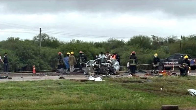 Cinco personas murieron en un choque frontal entre un auto y una camioneta