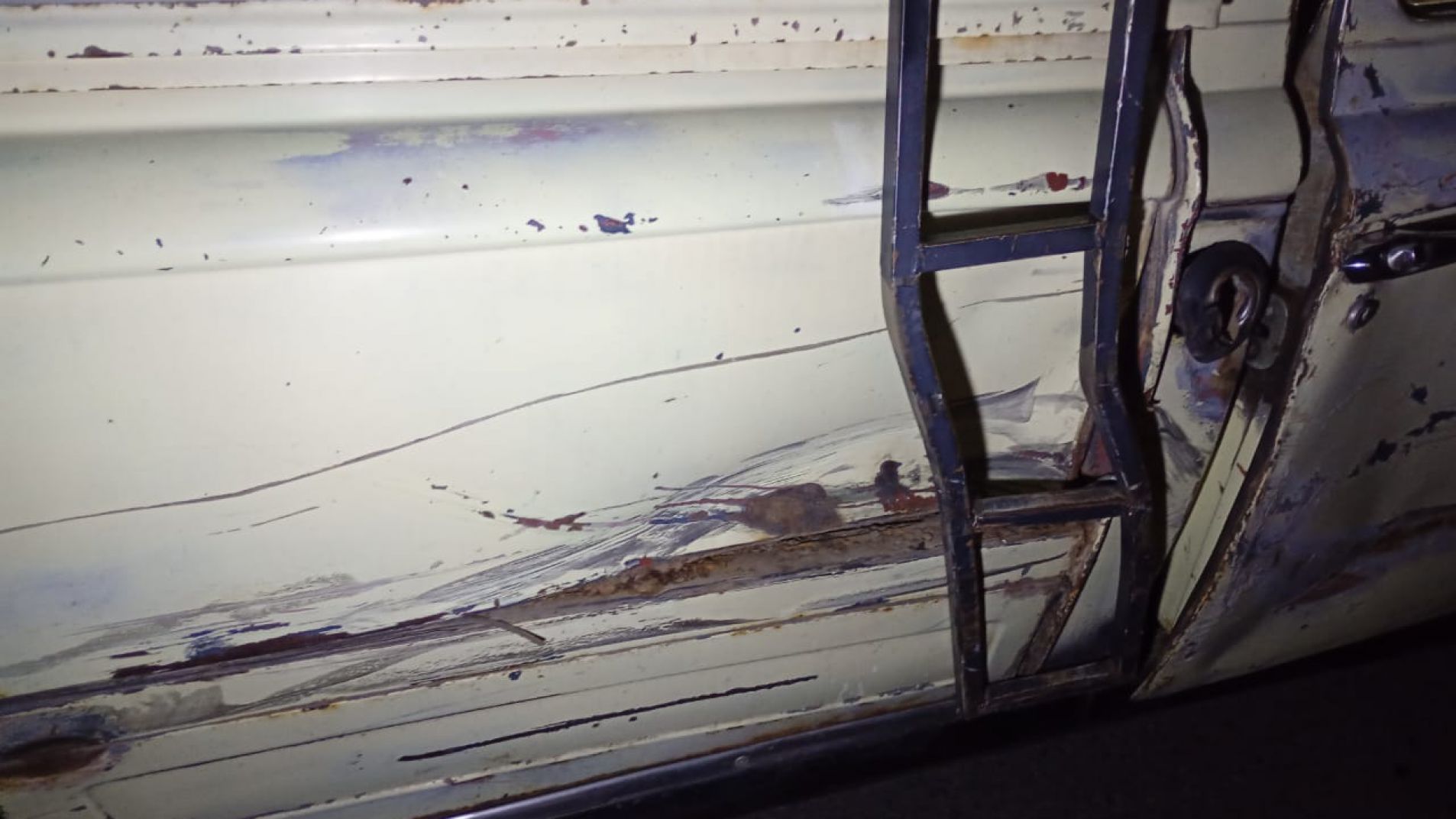 La camioneta quedó con daños en el lado del acompañante.