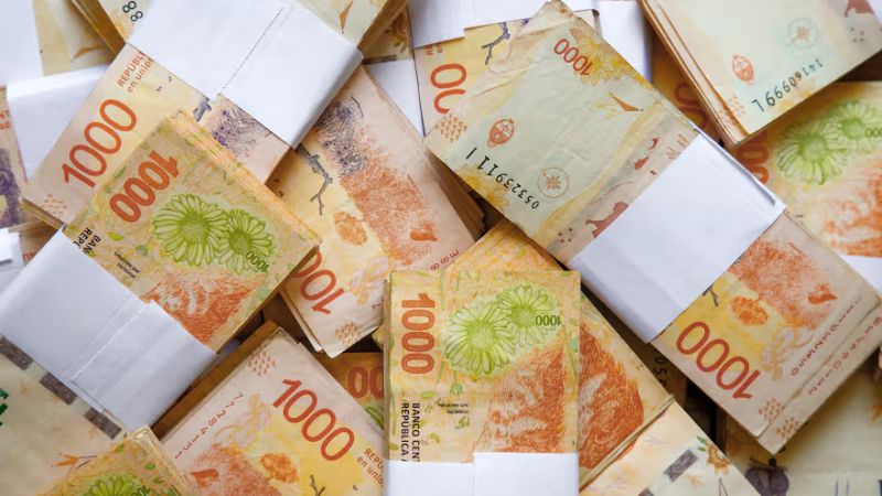 Robaron una caja fuerte con millones de pesos de una heladería