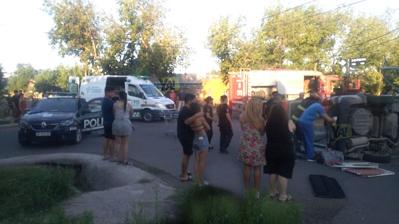 Fuerte choque entre dos vehículos con una mujer atrapada en uno de ellos