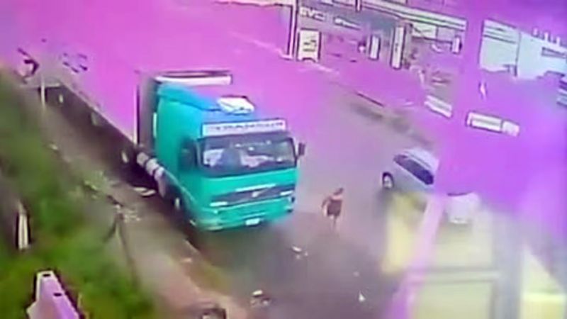 Discutió con su pareja, la golpeó y la atropelló con un camión (Video)