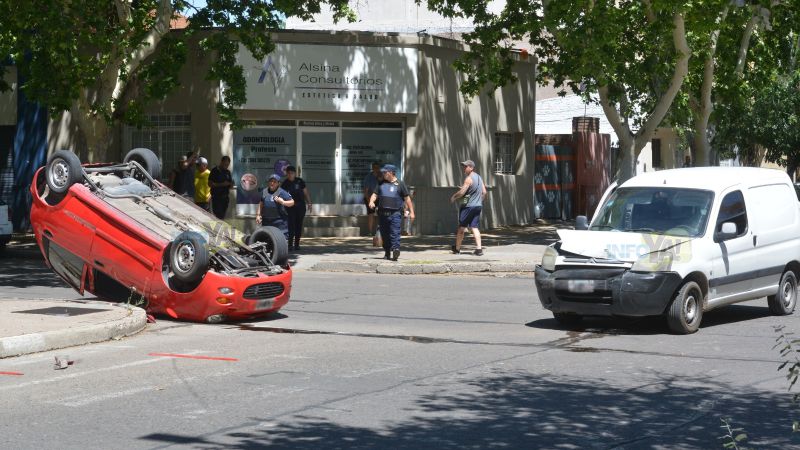 Dos vehículos chocaron y uno terminó volcado en una esquina céntrica