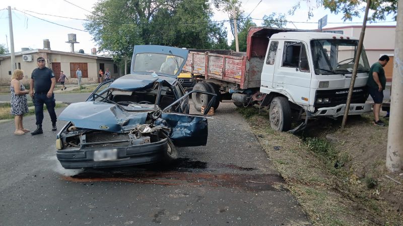 Fuerte choque entre un auto y un camión con un joven hospitalizado