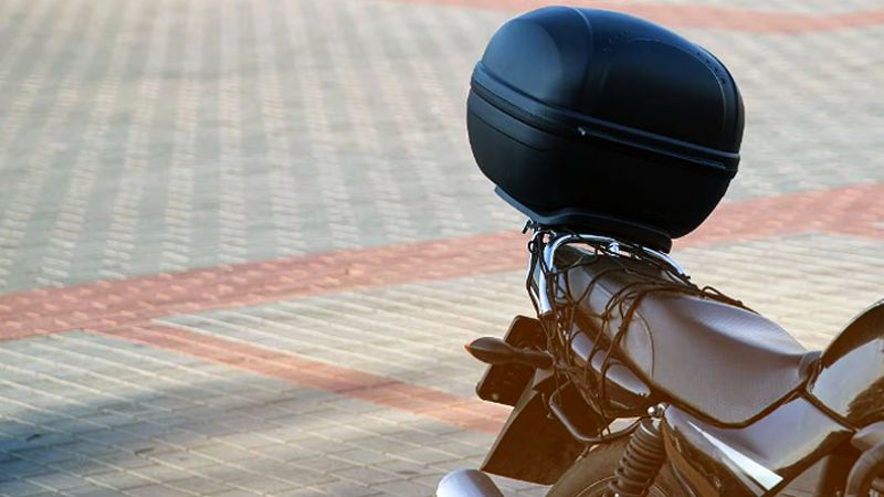 Le robaron los documentos y la plata en el frente de su casa