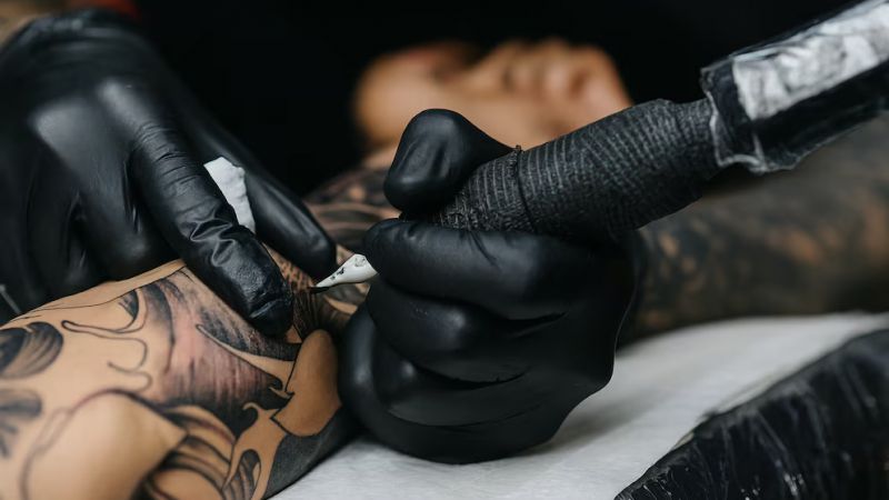 Riesgo oculto: cómo la tinta del tatuaje puede afectar la salud a largo plazo