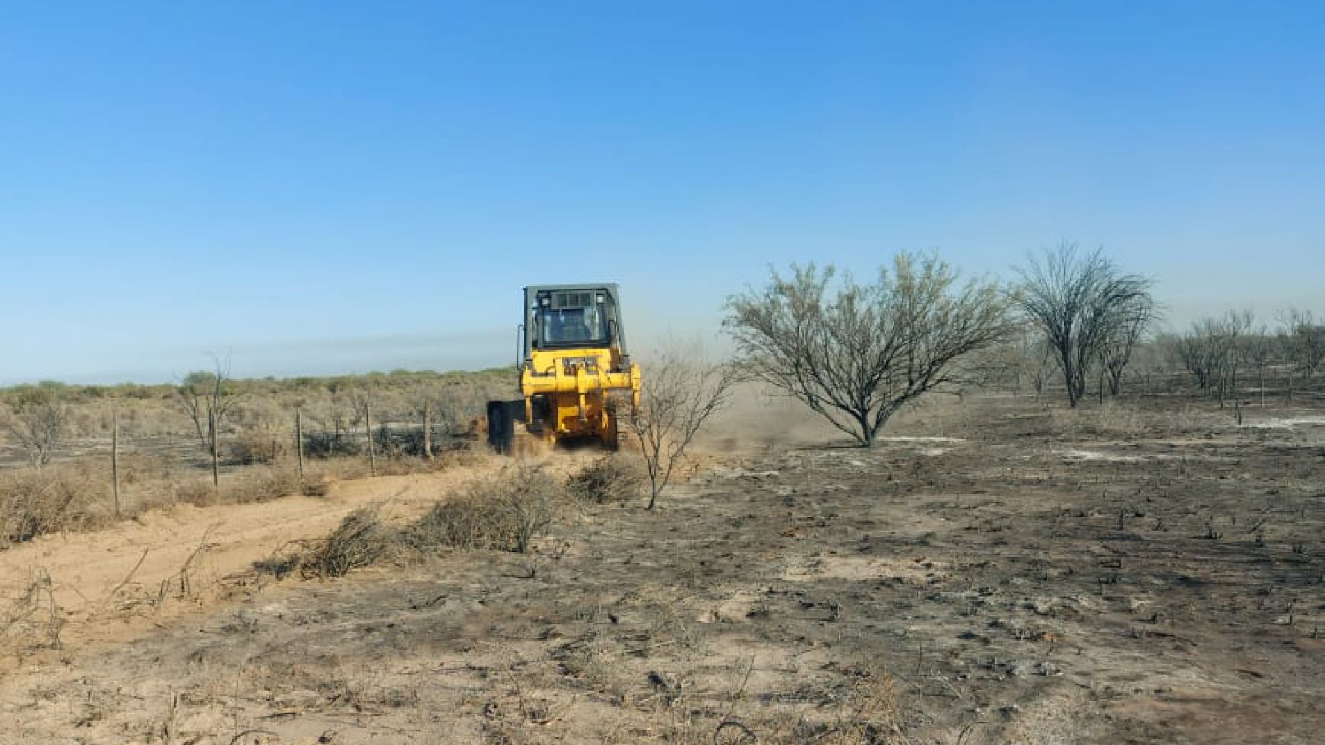 El fuego logró ser contenido este miércoles pero se sigue trabajando en el lugar.