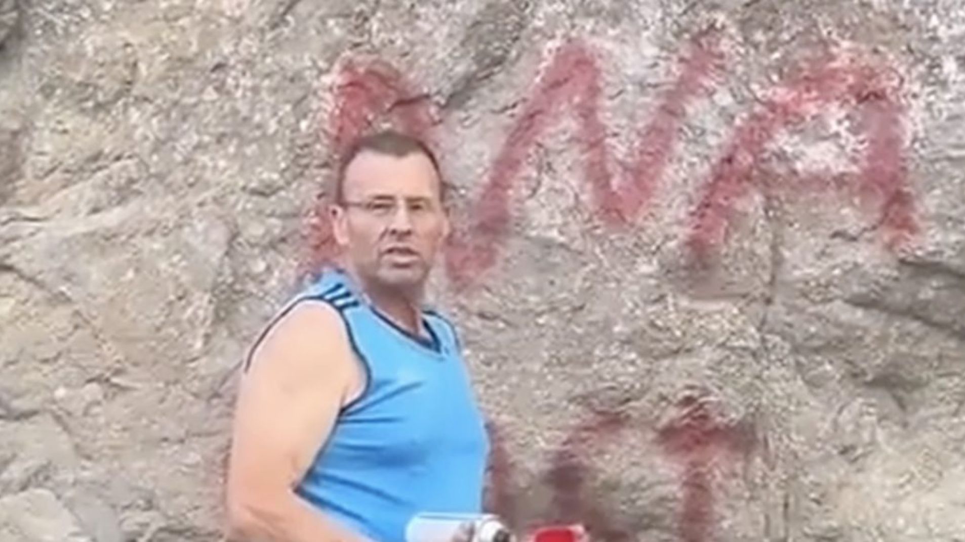 Video: Camionero enamorado vandalizó con aerosol en un Parque Nacional