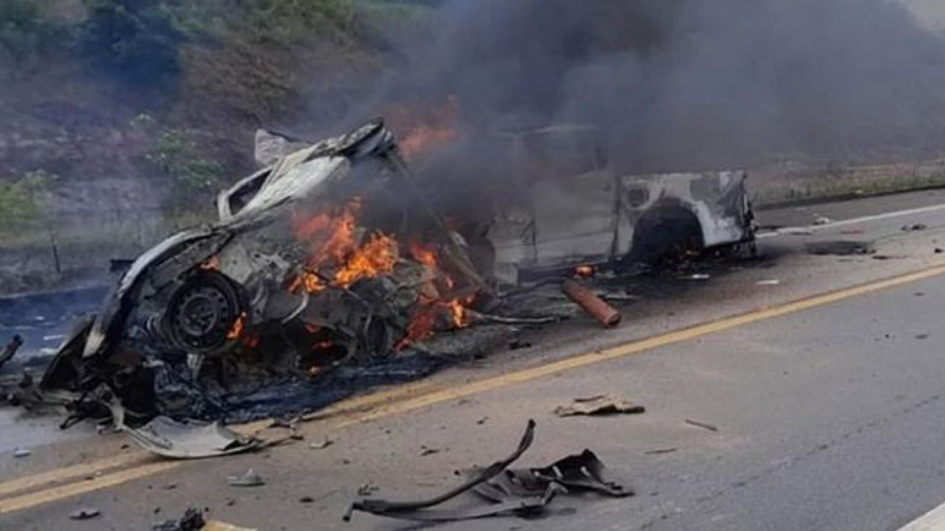 Tragedia en Brasil: once muertos tras un choque frontal seguido de incendio