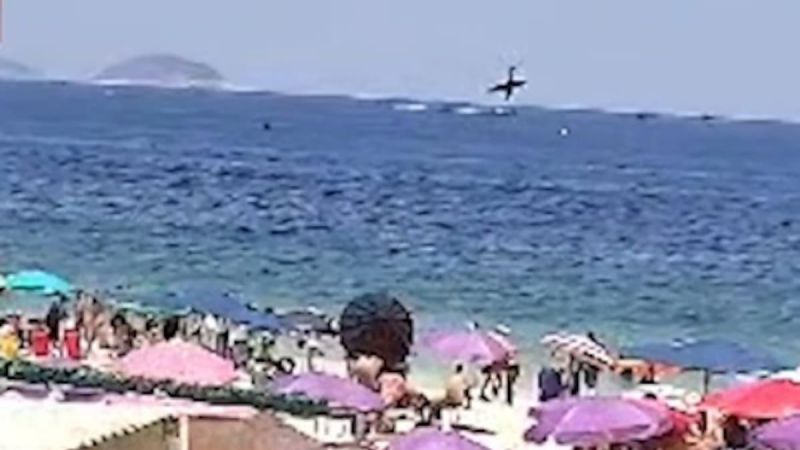 Avioneta publicitaria cayó al mar en Copacabana y murió el piloto (video)