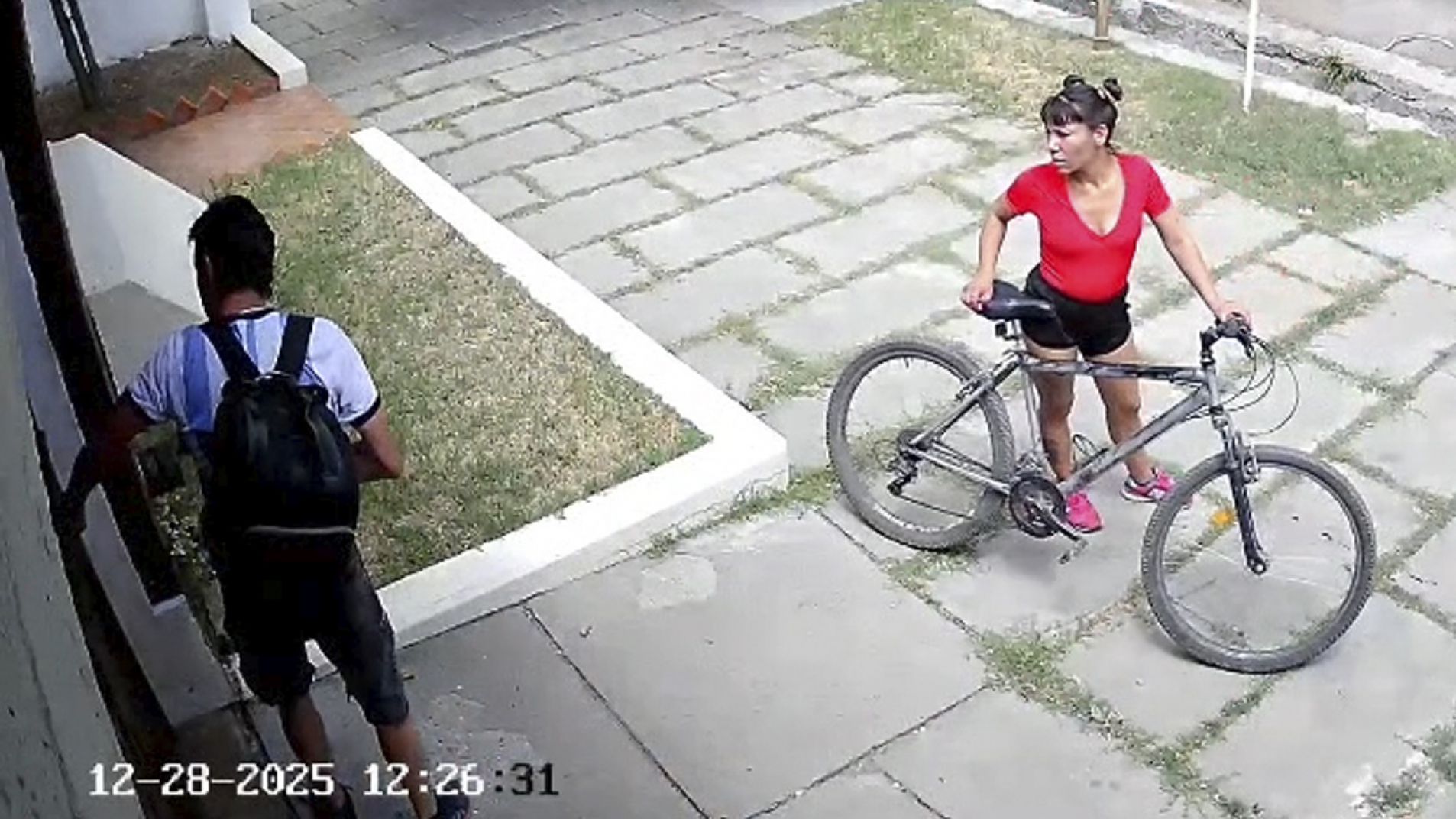 Grabaron a un hombre "tanteando" las puertas de una vivienda (video)