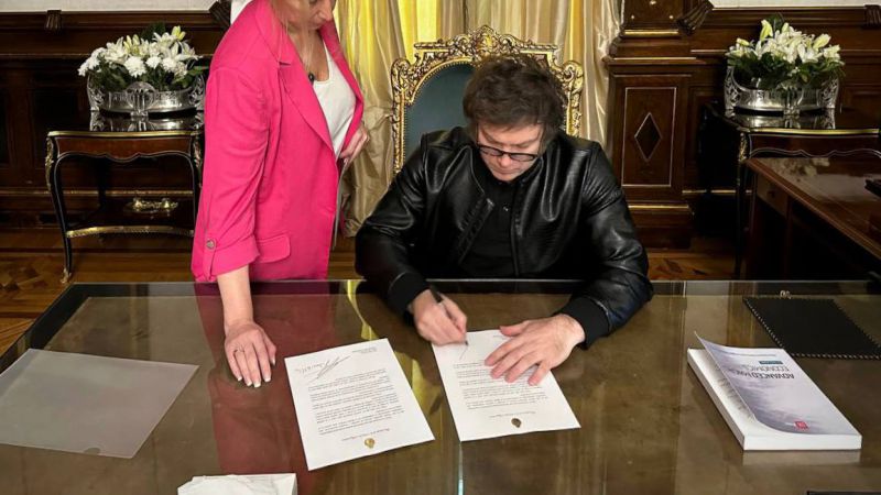Javier Milei firmará el decreto del aumento de sueldos para sus funcionarios