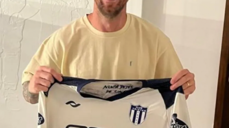 Sorpresa: Messi posó con la camiseta de un club del Ascenso