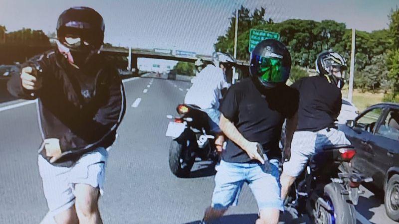 Iba por la autopista y entre seis delincuentes le robaron la moto (Video)