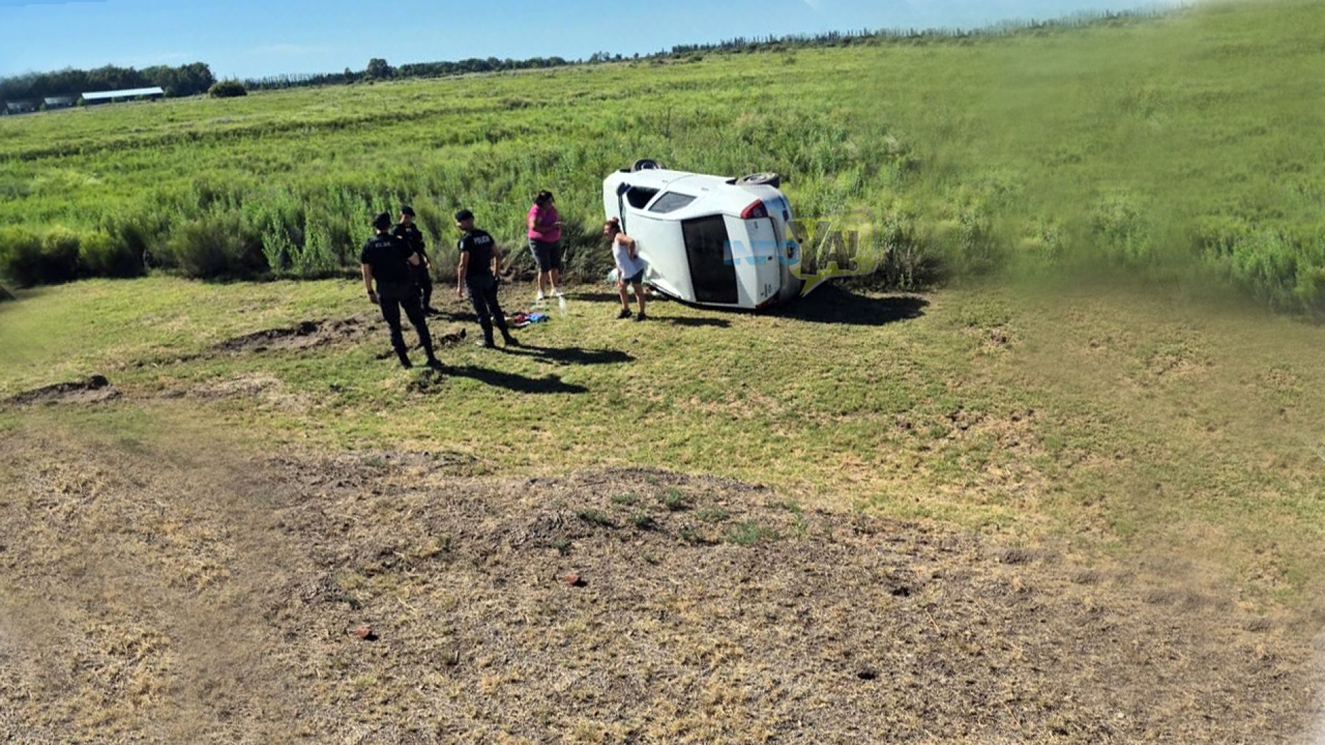 El Renault Logan quedó sobre la banquina sur de la ruta 202.
