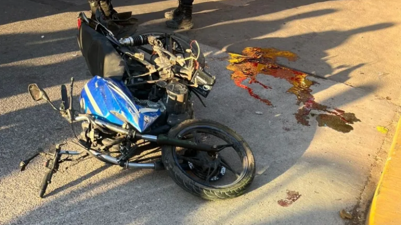 Un ladrón robó una moto y murió luego de chocar con un colectivo
