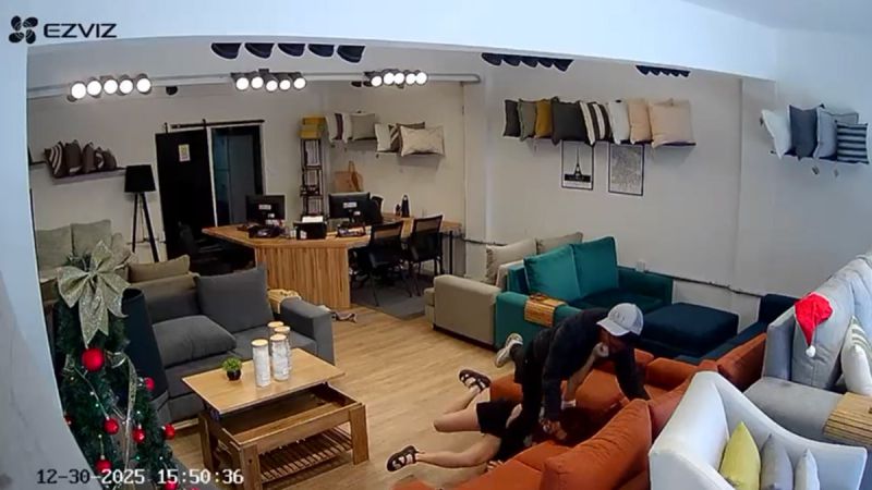 Videos: falso cliente forcejeó, golpeó, mordió y robó a una empleada de mueblería
