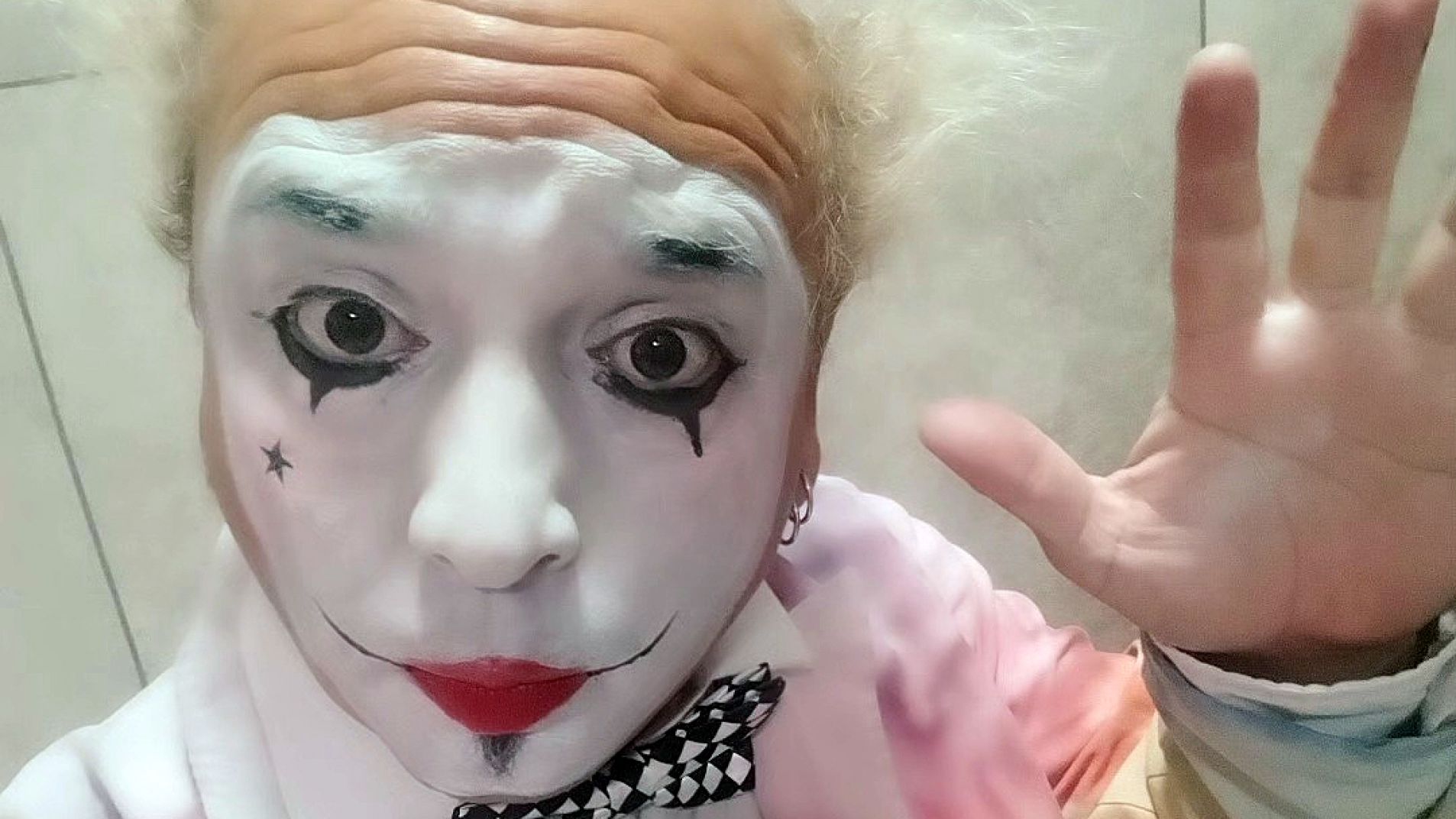 Lechu Zowie se pone en el alma de bufón de Miki Rurk