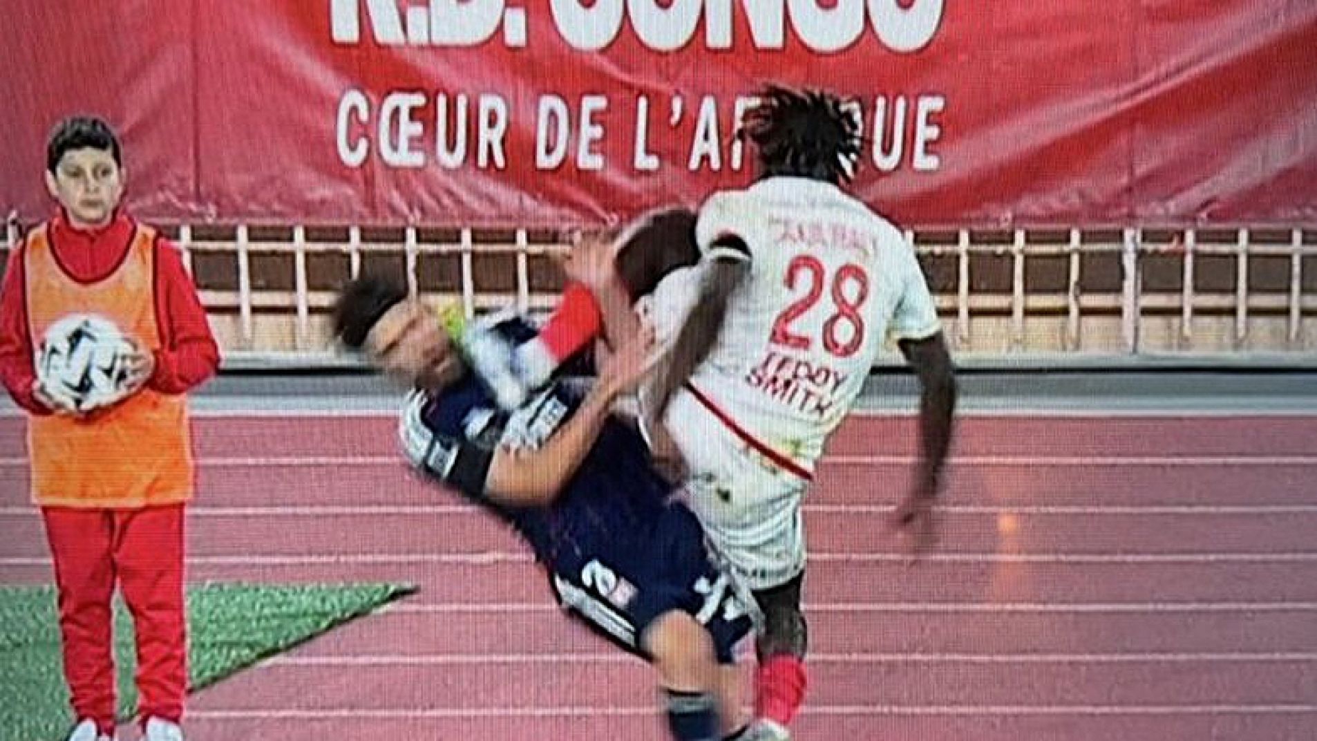 Criminal planchazo a Tagliafico y roja directa para Coulibaly (Video)