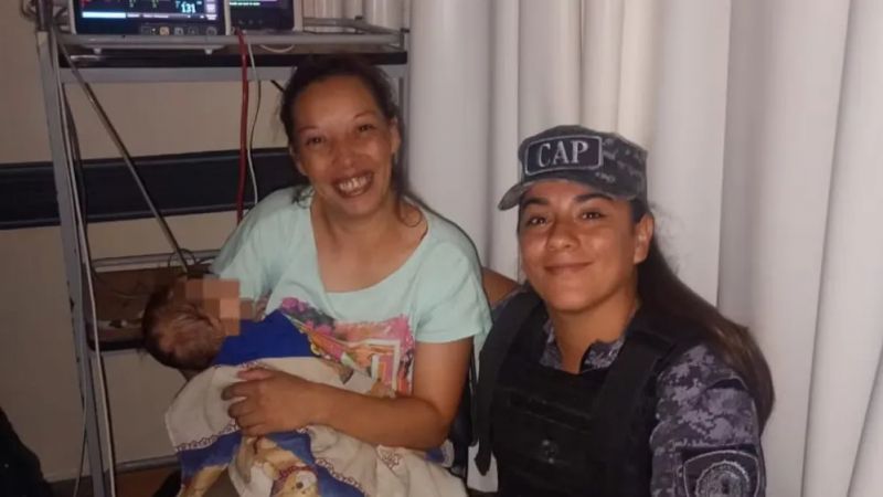 Policías le salvaron la vida a un bebé en un operativo en Córdoba (video)