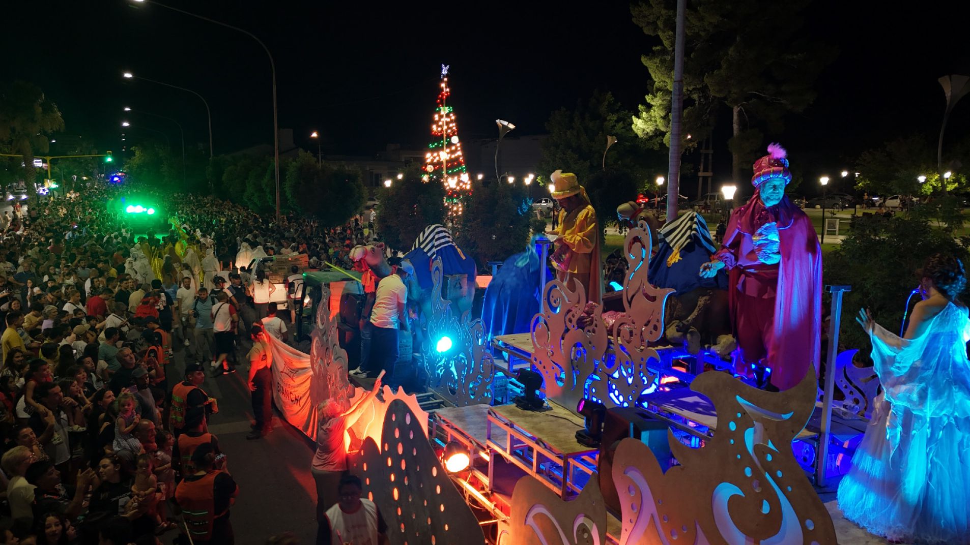 El carro con los Reyes Magos fue de Plaza Francia hasta el Kilómetro Cero.