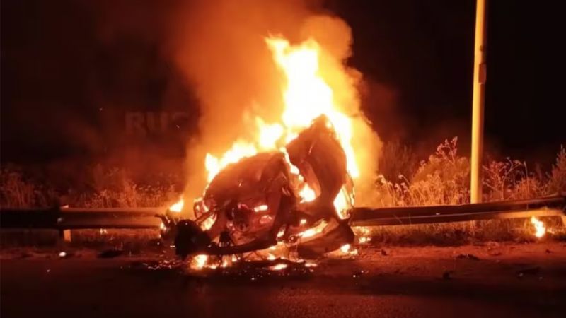 Un automóvil se incendió tras chocar contra el guardarraíl: cuatro muertos