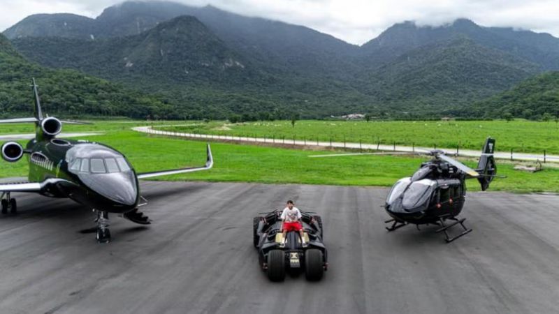 Un jet privado, un helicóptero y un "Batimóvil": la colección de Neymar