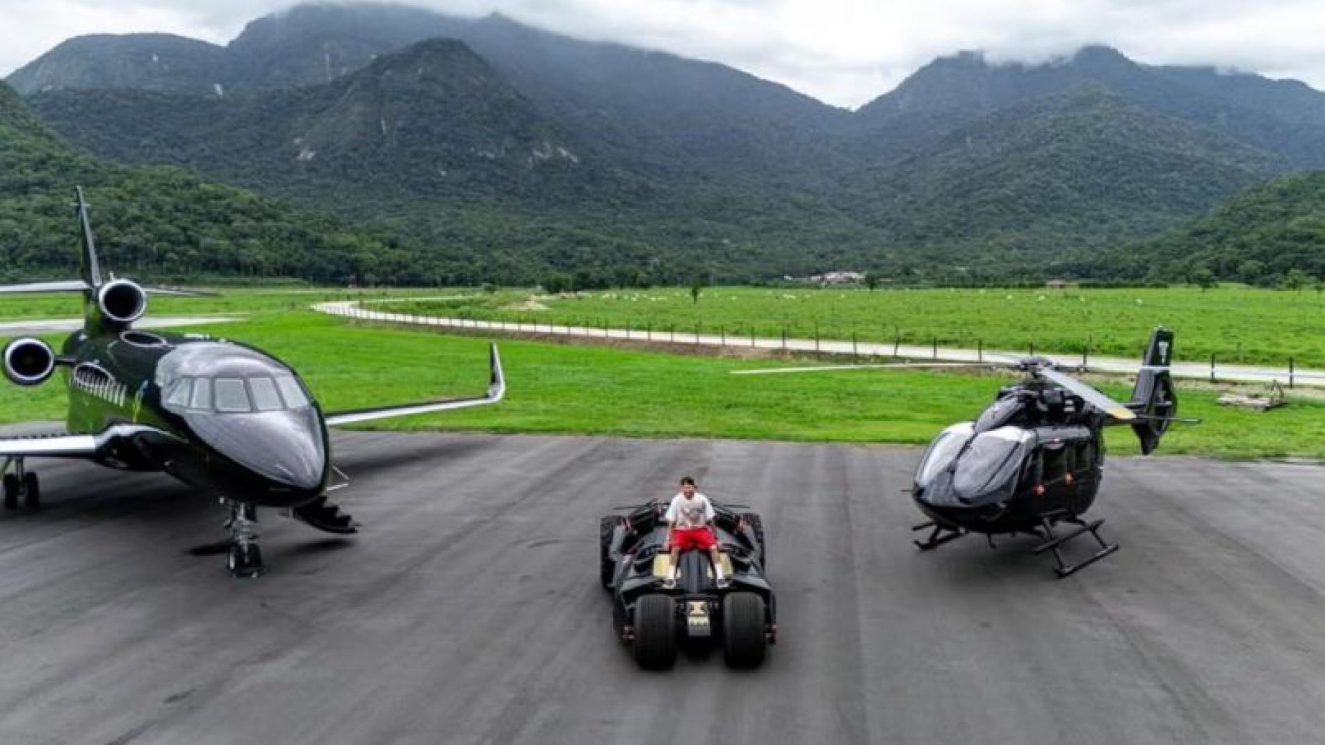 Un jet privado, un helicóptero y un "Batimóvil": la colección de Neymar