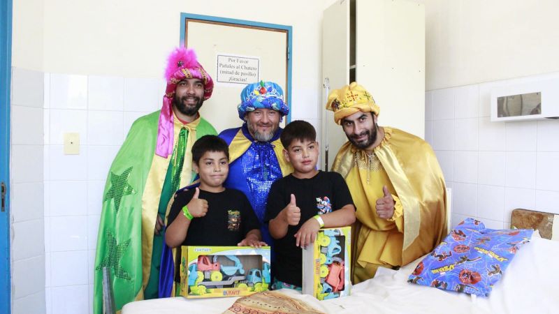 Los Reyes Magos visitaron a niños internados en el hospital Schestakow