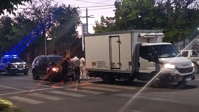 Un auto chocó con un camión térmico en una avenida