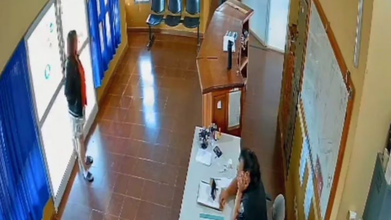 Una mujer entró a una comisaría, se roció con alcohol y se prendió fuego