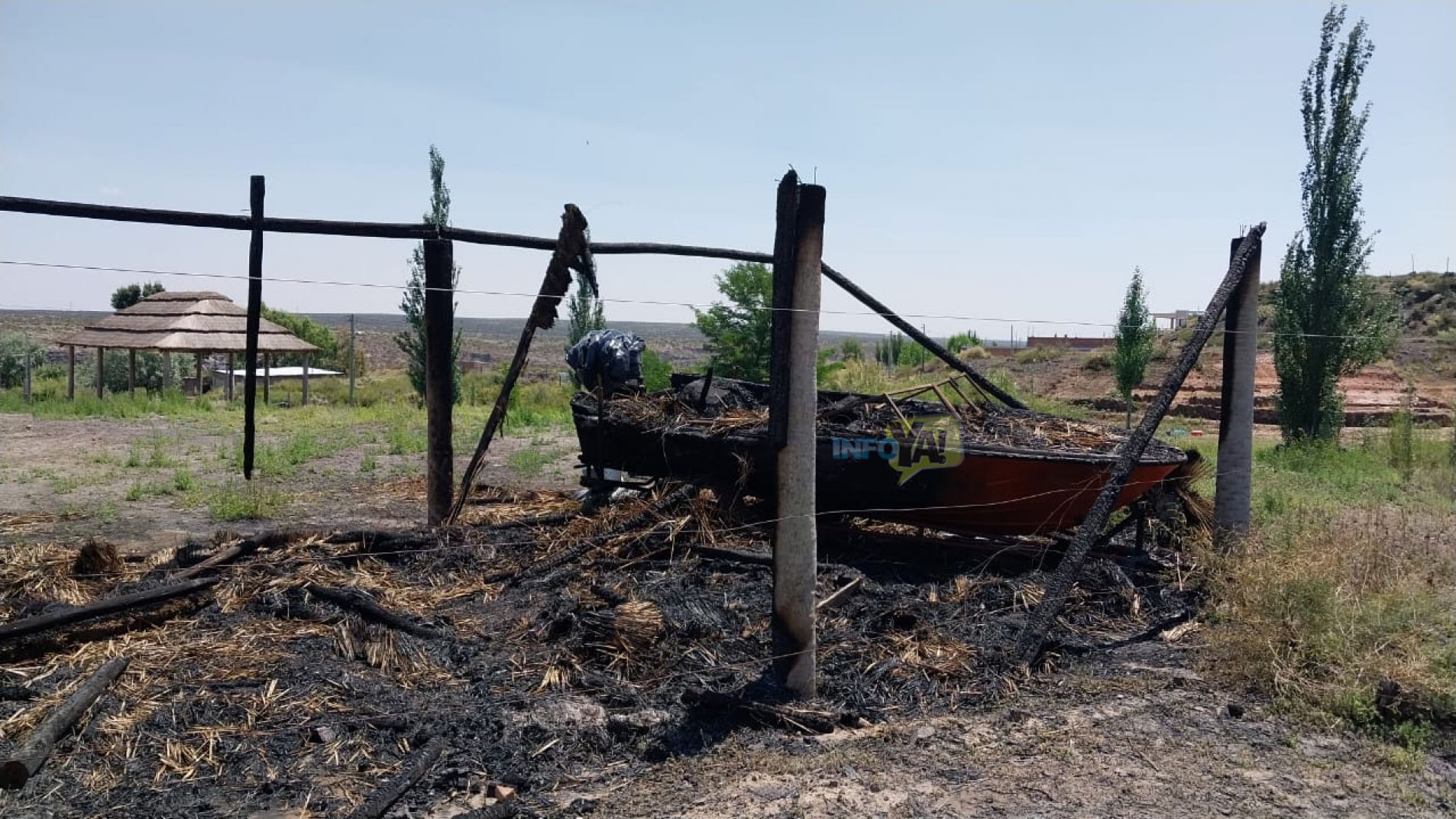 Un incendio consumió un quincho y destruyó una lancha en El Nihuil (Video)
