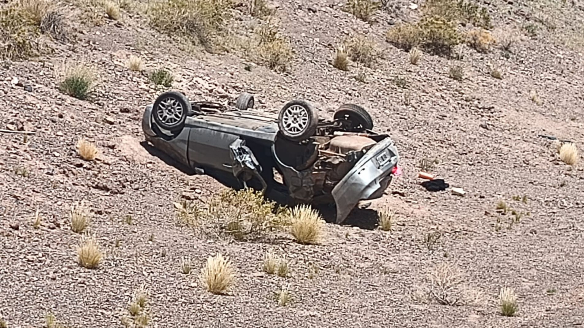 El auto volcó este miércoles al mediodía.