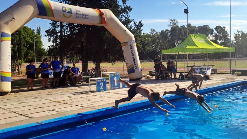Decenas de chicos de las colonias compitieron en el circuito municipal de natación