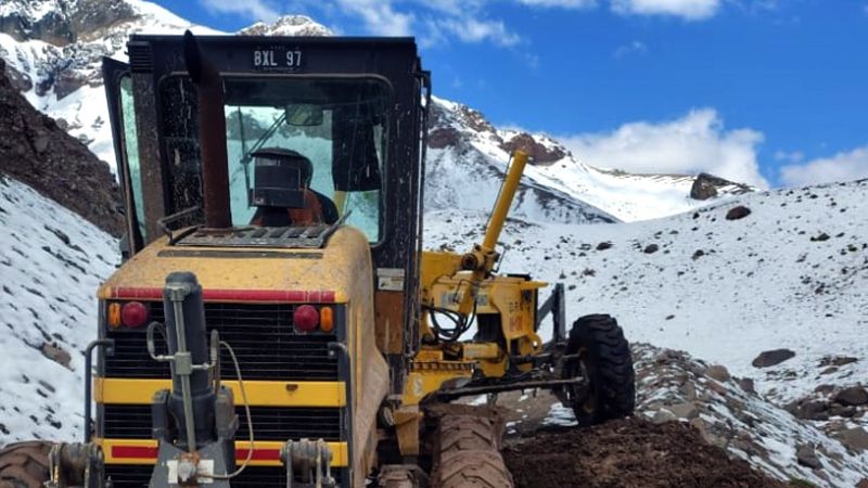 Vialidad Mendoza despeja la nieve en Laguna del Diamante para habilitar el ingreso