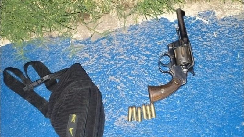 Tres detenidos, entre ellos un menor, por estar armados en la vía pública