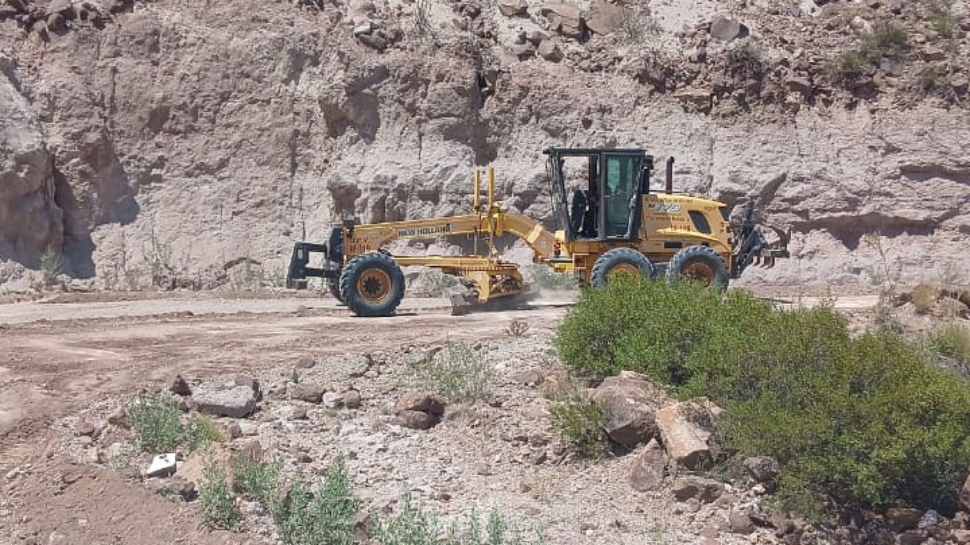 Las máquinas de Vialidad Provincial continúan trabajando en el arreglo del camino.