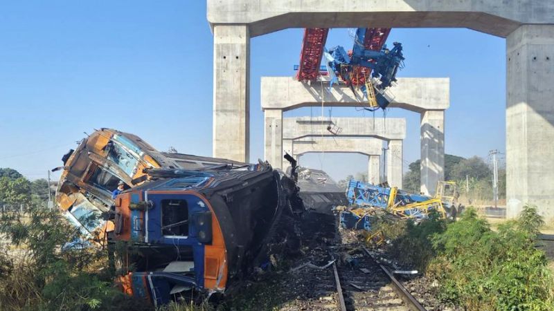 Una grúa cayó sobre un tren en marcha y dejó al menos 25 muertos (videos)