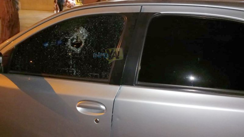 Apedrearon el auto con una familia y la conductora resultó herida