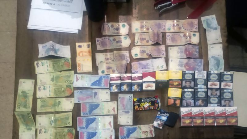 Un joven y un menor detenidos por robar cigarrillos y dinero