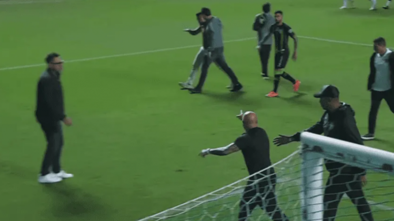 Sampaoli estalló contra el técnico rival, luego de que lo cargara por su baja estatura