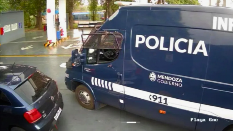 Una mujer policía se atrincheró en una YPF