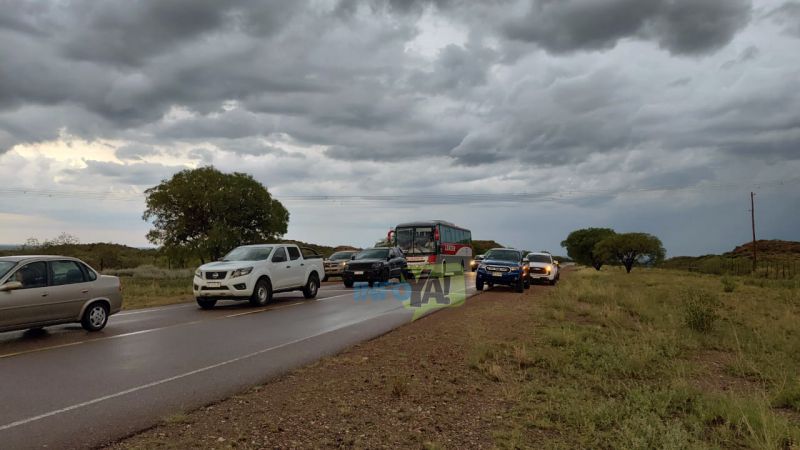 Cuesta de los Terneros: Hay vehículos esperando que baje el agua para poder cruzar