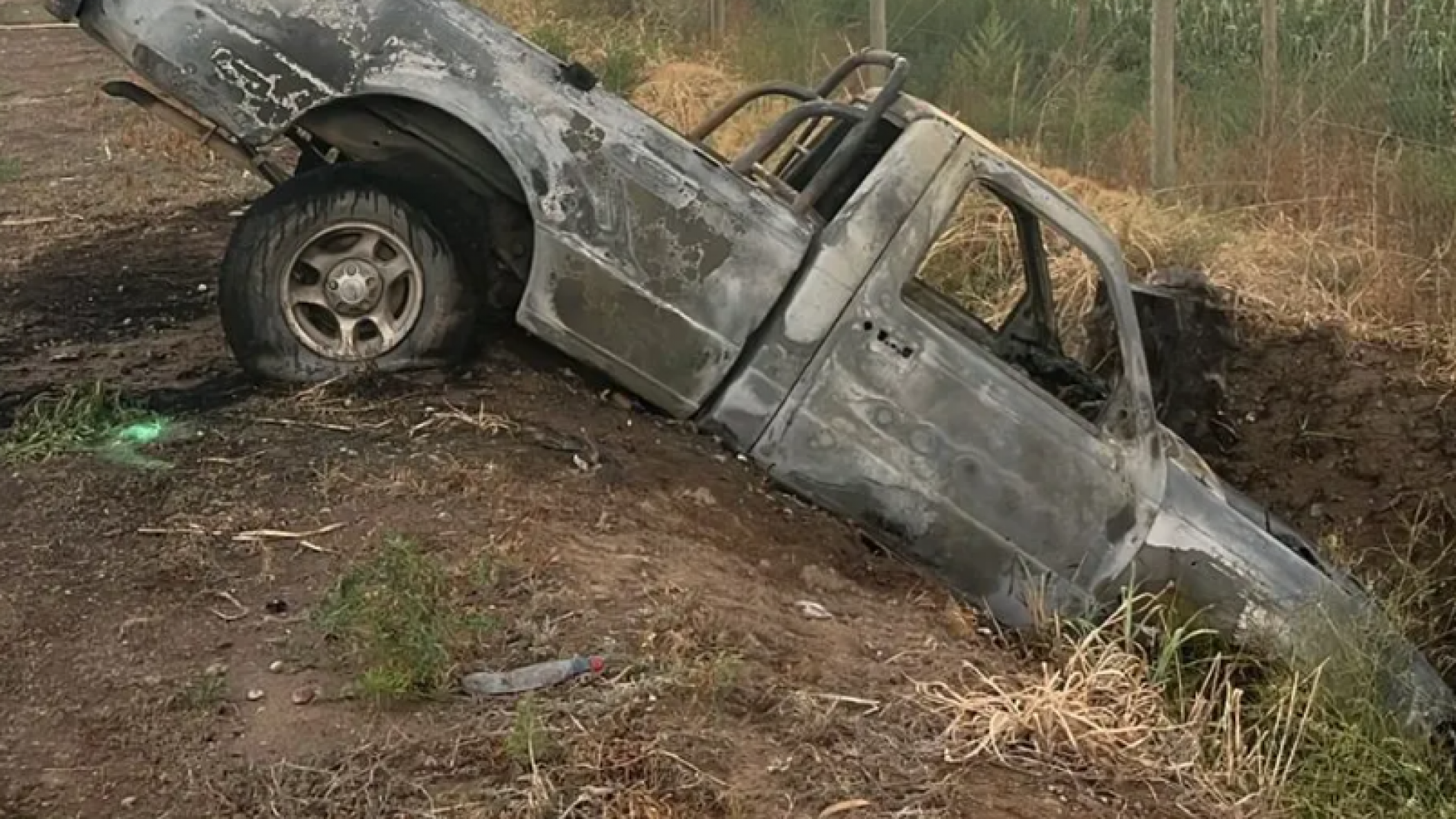 Borracho cayó a un canal y se le incendió la camioneta