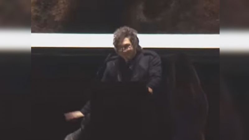 Milei se señaló el pie y pidió "prisión para chorros como la señora"