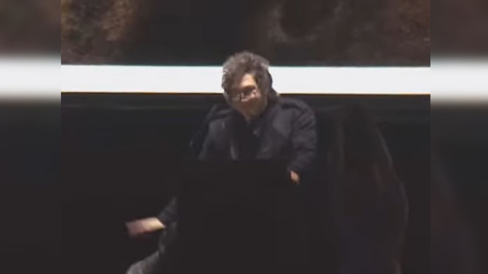 Milei se señaló el pie y pidió "prisión para chorros como la señora"