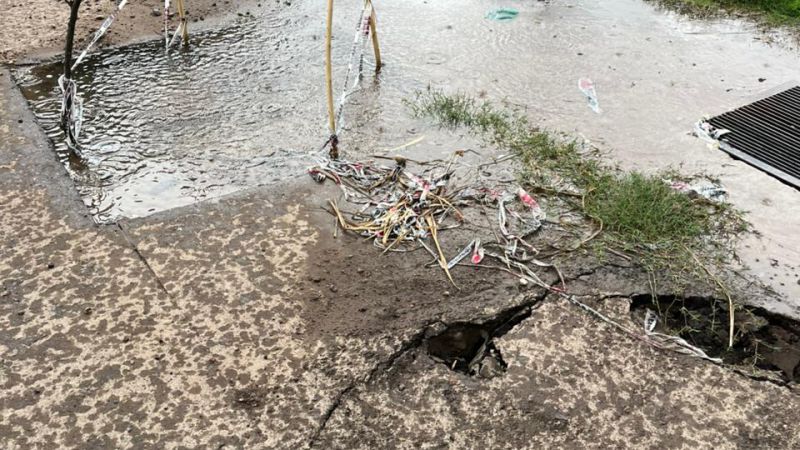 Vecinos reclaman por una rotura de asfalto y pérdida de agua