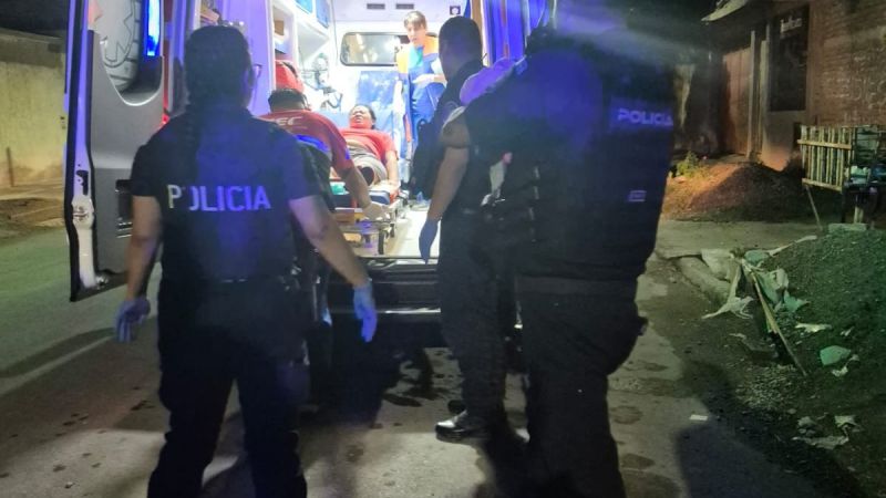 Policías asistieron a un parto y ayudaron a una mujer a dar a luz a su bebé