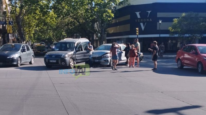 No respetó el semáforo y embistió a un utilitario